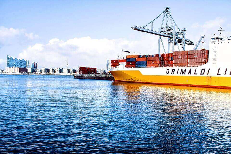 barcos con mercancías de importación y exportación