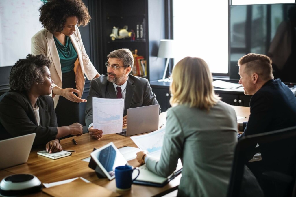 Equipo de trabajo mirando a unos ordenadores