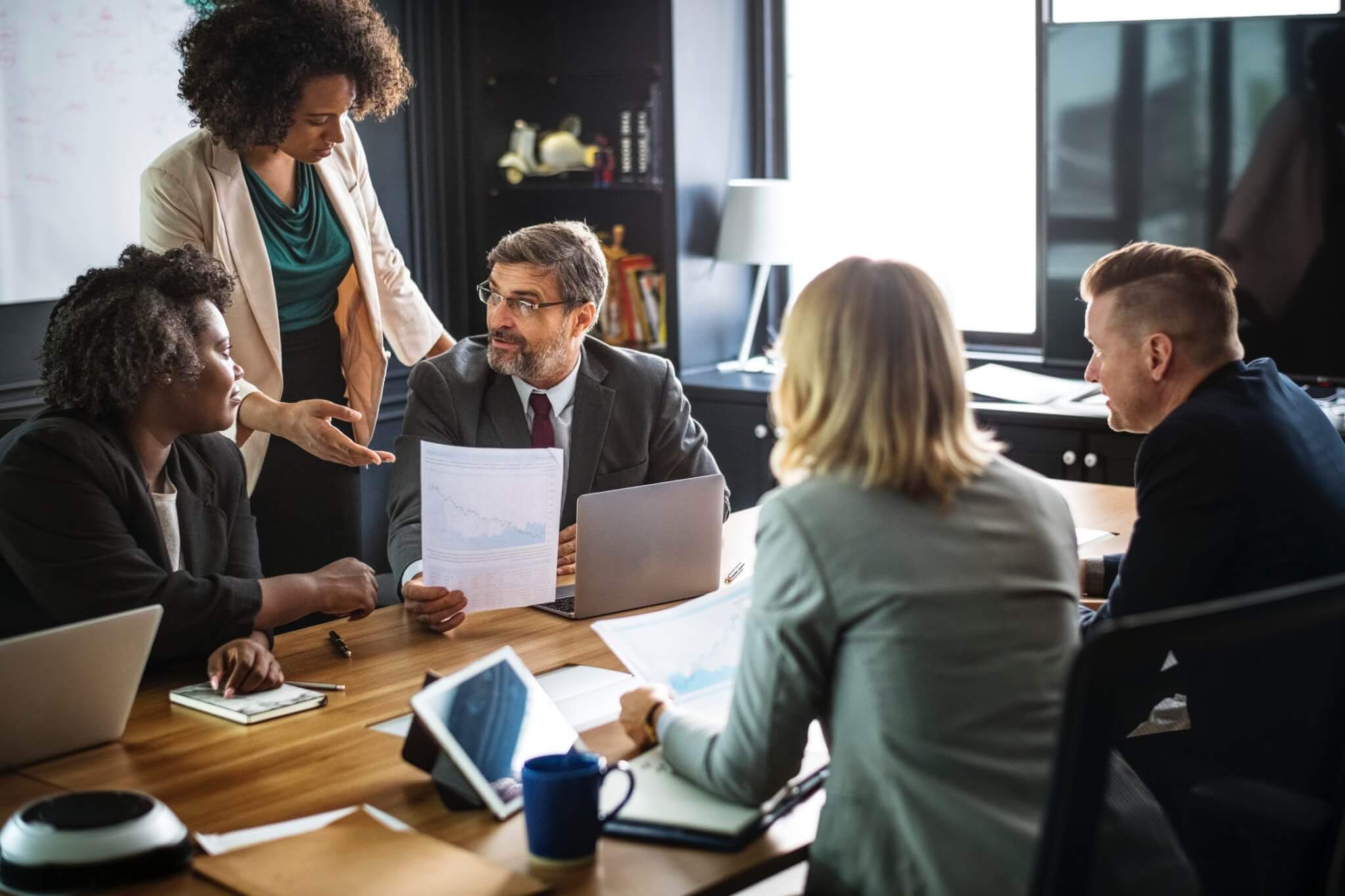Equipe de trabalho discutindo a inversão estrangeira no Peru