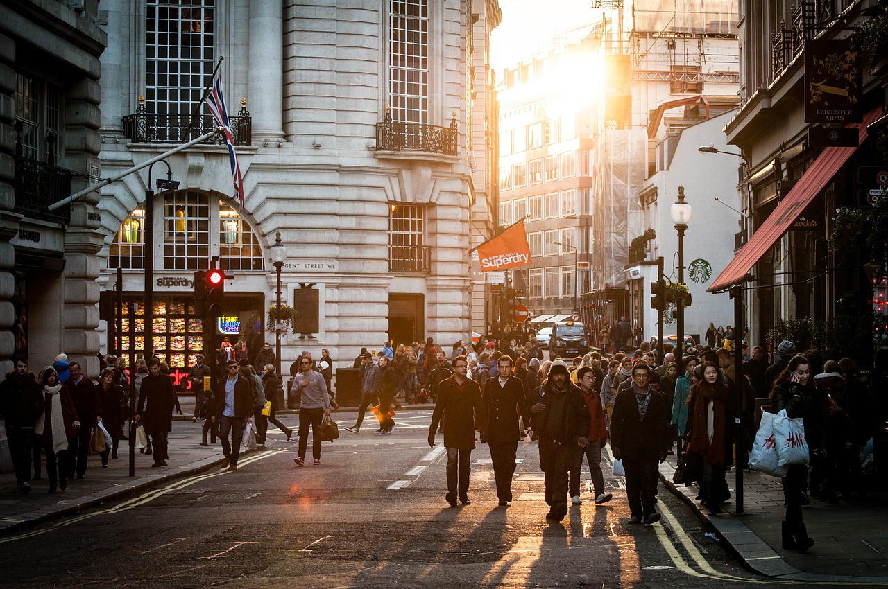 Um grupo de pessoas caminhando em uma rua, movimentada com energia, refletindo o vibrante crescimento dos negócios na América Latina.