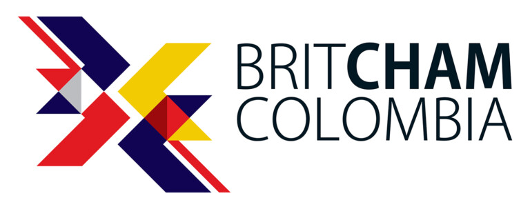 Logotipo de BritCham Colombia con un diseño abstracto de formas superpuestas en rojo, azul, amarillo y gris en el lado izquierdo. El texto "BRITCHAM COLOMBIA" está a la derecha en una fuente moderna y en negrita, con "BRIT" y "COLOMBIA" en negro y "CHAM" en azul.