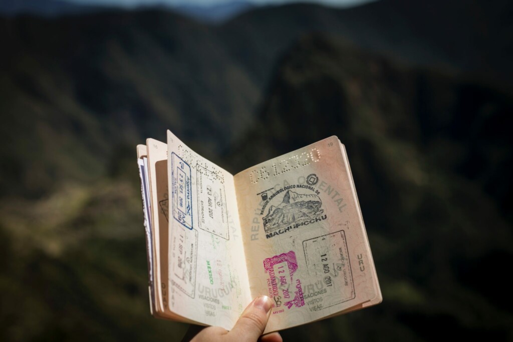 Passaporte, representando um visto de negócios no Brasil.