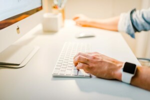 Compliance officer in Peu working at a computer