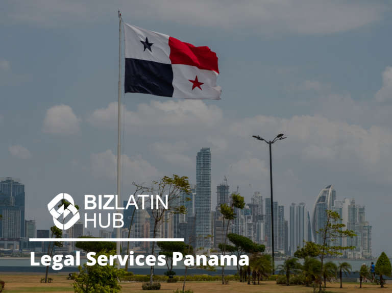 Un asta alta que muestra la bandera de Panamá en primer plano, con un horizonte de ciudad moderno con edificios de gran altura al fondo. El texto "BizLatin Hub", "Servicios Legales Panamá" y "Cumplimiento Corporativo Panamá" se muestran en letras blancas en la parte inferior de la imagen.