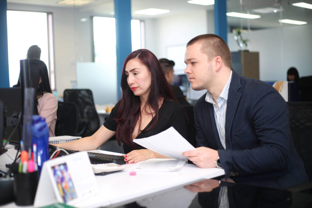 Foto de dos personas trabajando en una oficina, representando un process para importar y exportar en chile