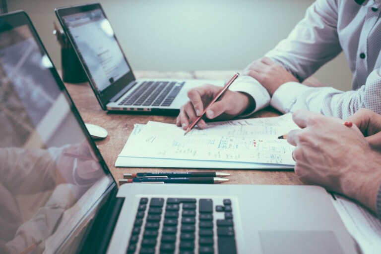 Two persons discussing about applying for an entity health check for their company in Colombia.