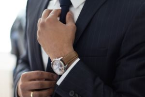 Hombre en traje con un reloj