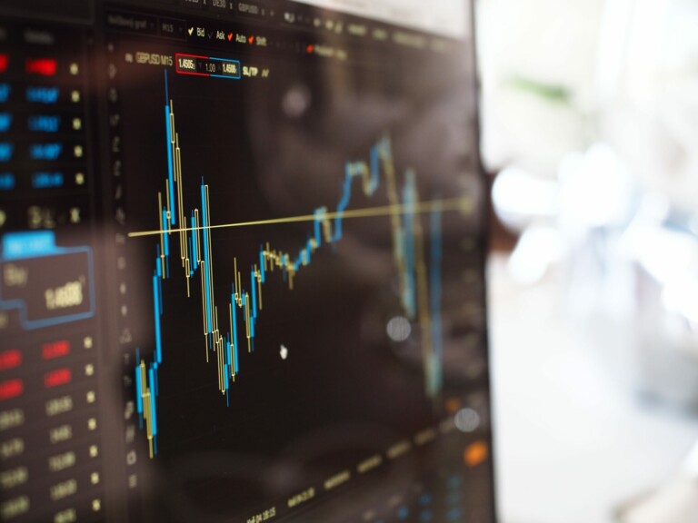 computadora mostrando el aumento do Investimento dos EUA em Hubs de Tecnologia da América Latina