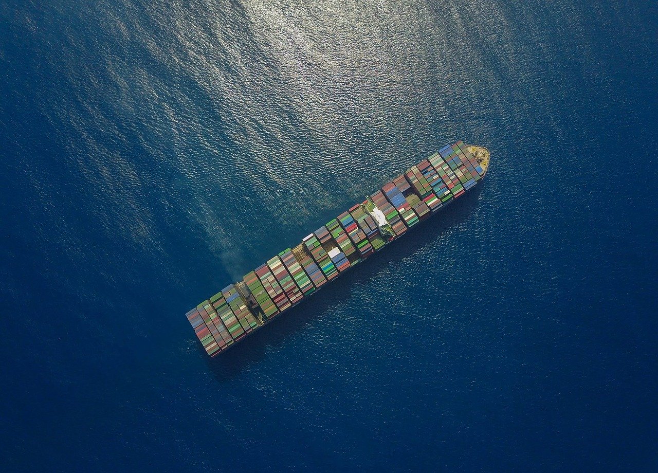 Um droneshot de um navio porta-contêineres