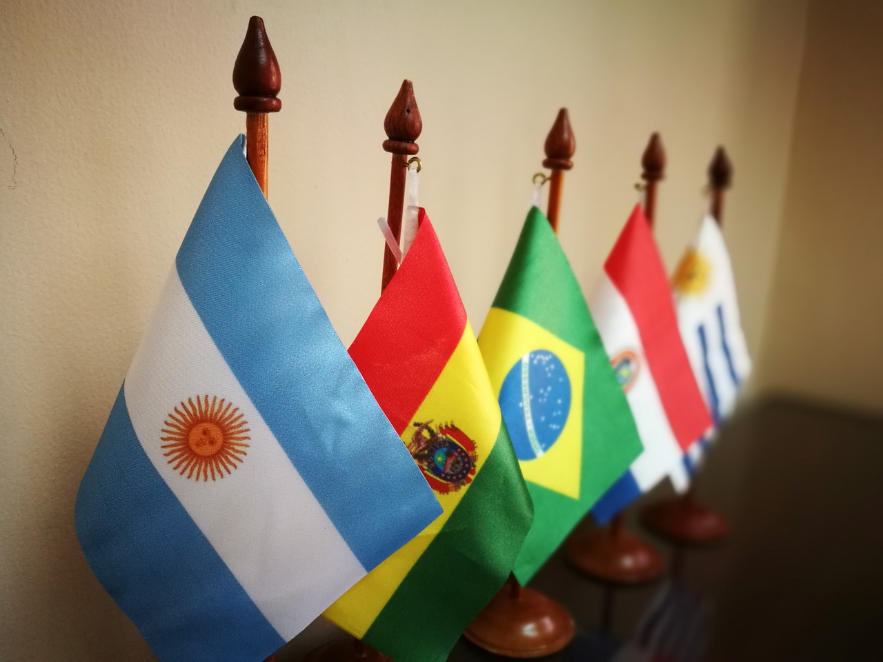 Bandeiras dos países do MERCOSUL, incluindo as capitais de negócios Argentina e Paraguai