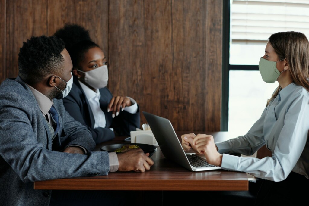 3 people discussing options to manage payroll in Colombia