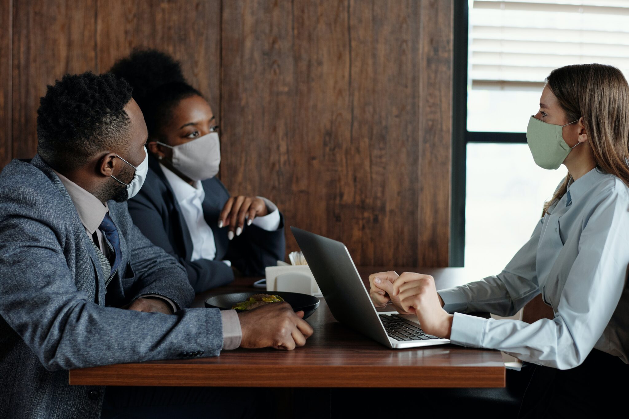 3 people discussing about teleworking.