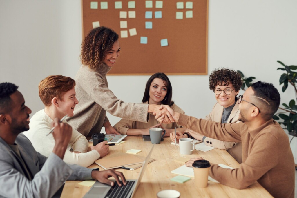 Grupo de pessoas no trabalho falando sobre serviços de representação comercial para expandir na América Latina.