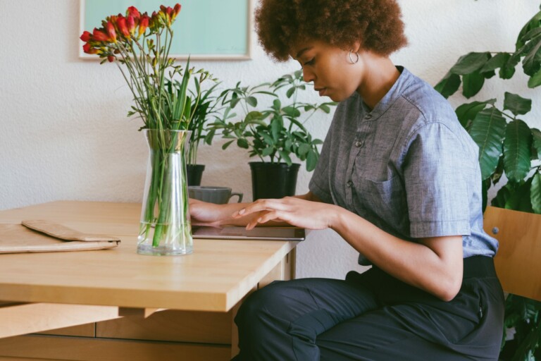 Woman using her tablet to carry out teleworking in Ecuador