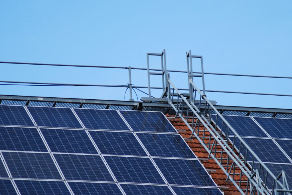 Solar panels in a building, representing the Panama tech companies that contribute to the development of renewable energies.