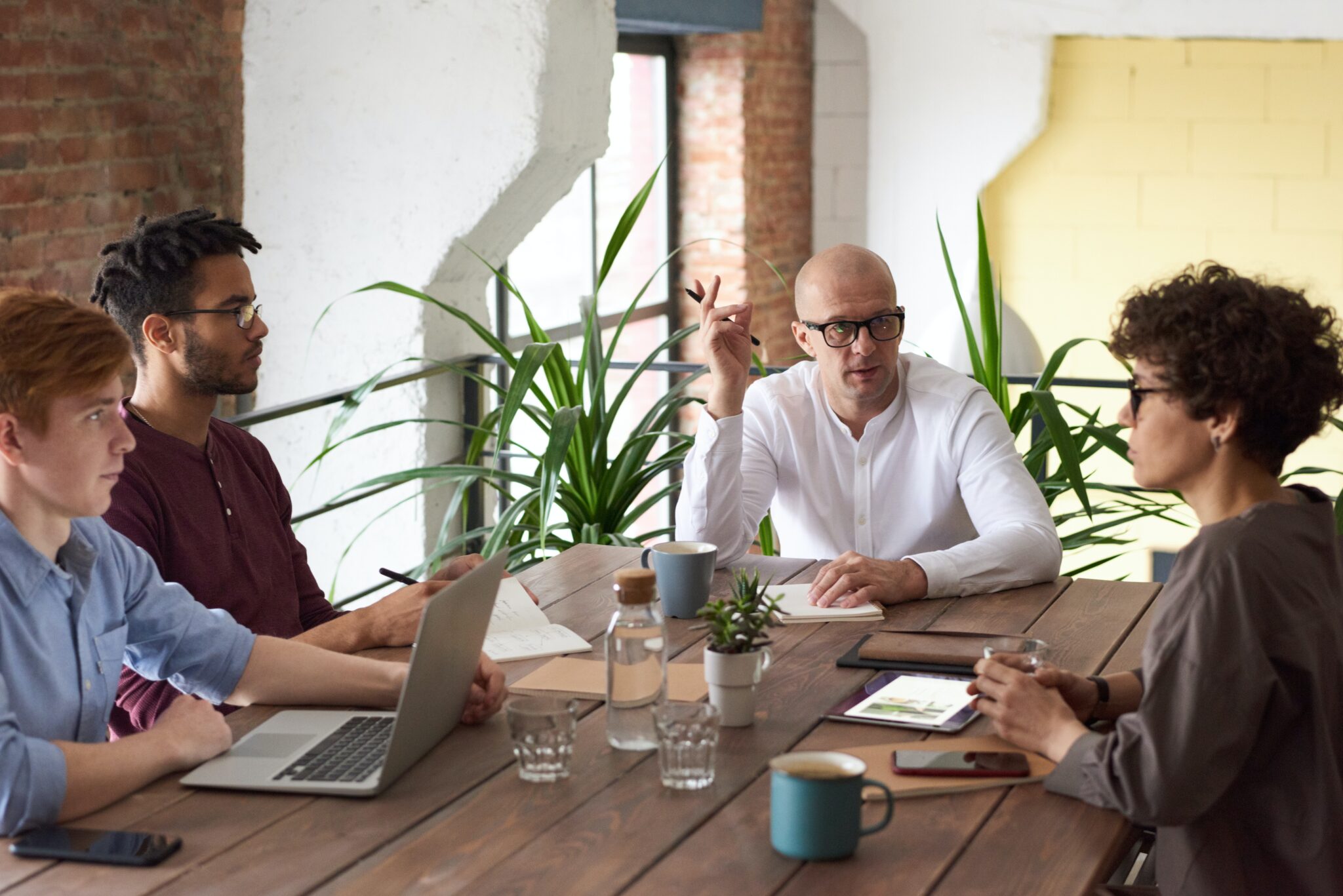 Reunión de negocios para decidir la mejor estrategia para expandirse en America Latina