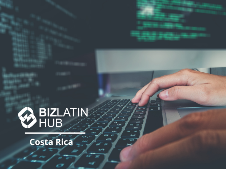 Manos escribiendo en el teclado de una computadora portátil con texto codificado mostrado en la pantalla. El logo de BizLatin Hub y el texto "Empresas tecnológicas de Costa Rica" son visibles en el lado izquierdo de la imagen.