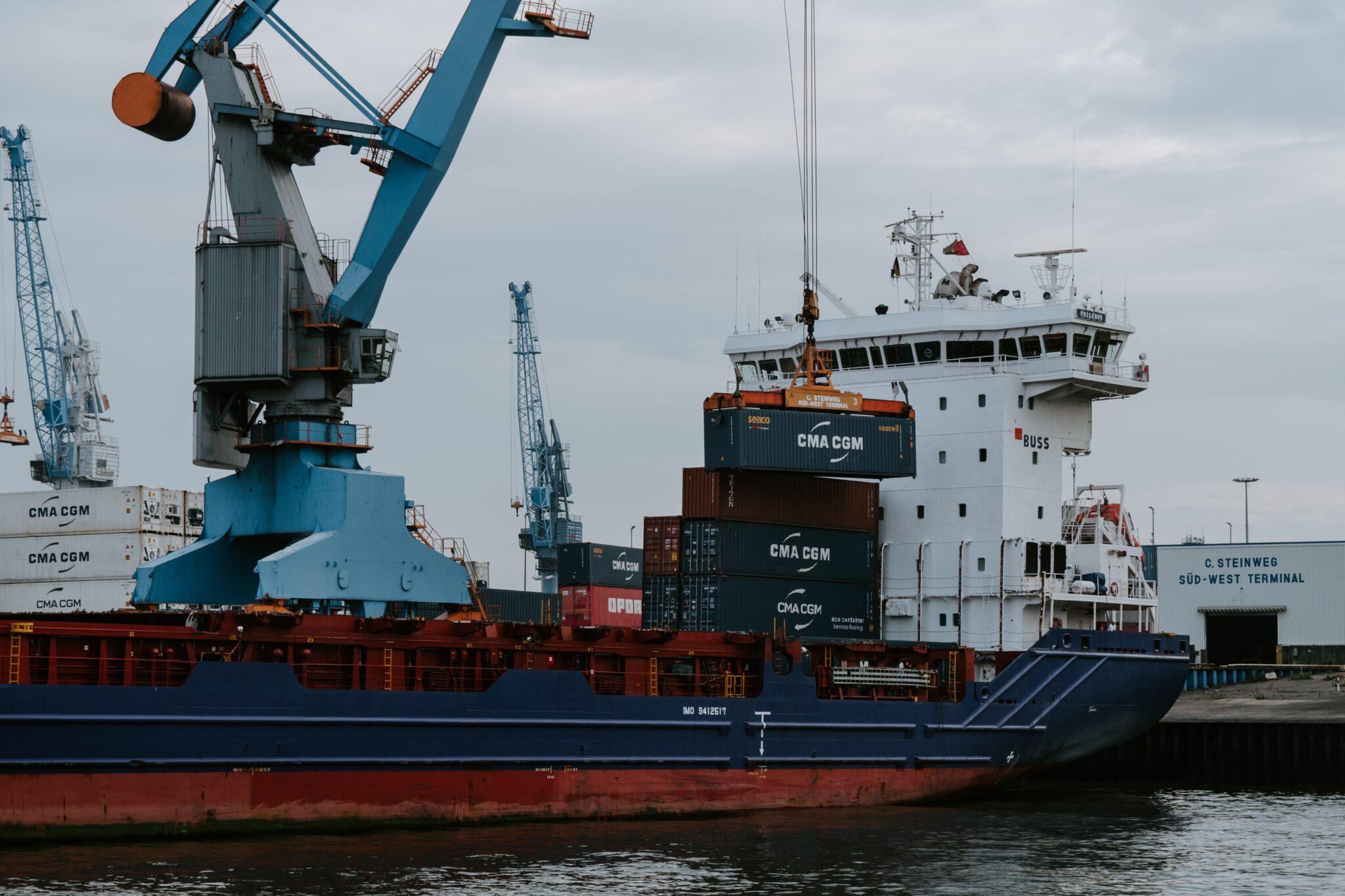 Commercial ship with containers, representing product registration in Ecuador.