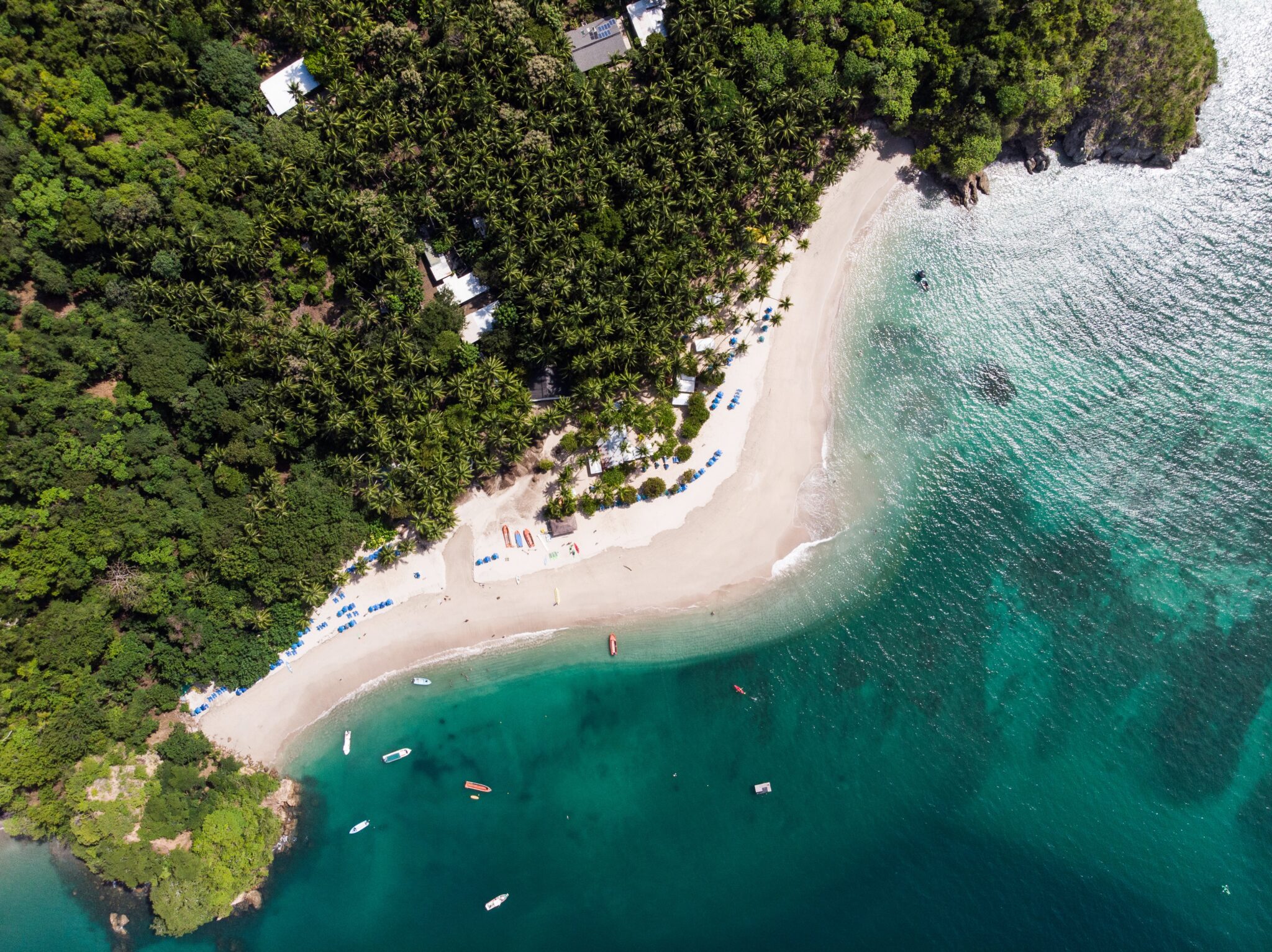 Vista de la Isla Tortuga, isla que puede resultar importante para aquellos pensando en realizar una verificación de cumplimiento corporativo en Costa Rica