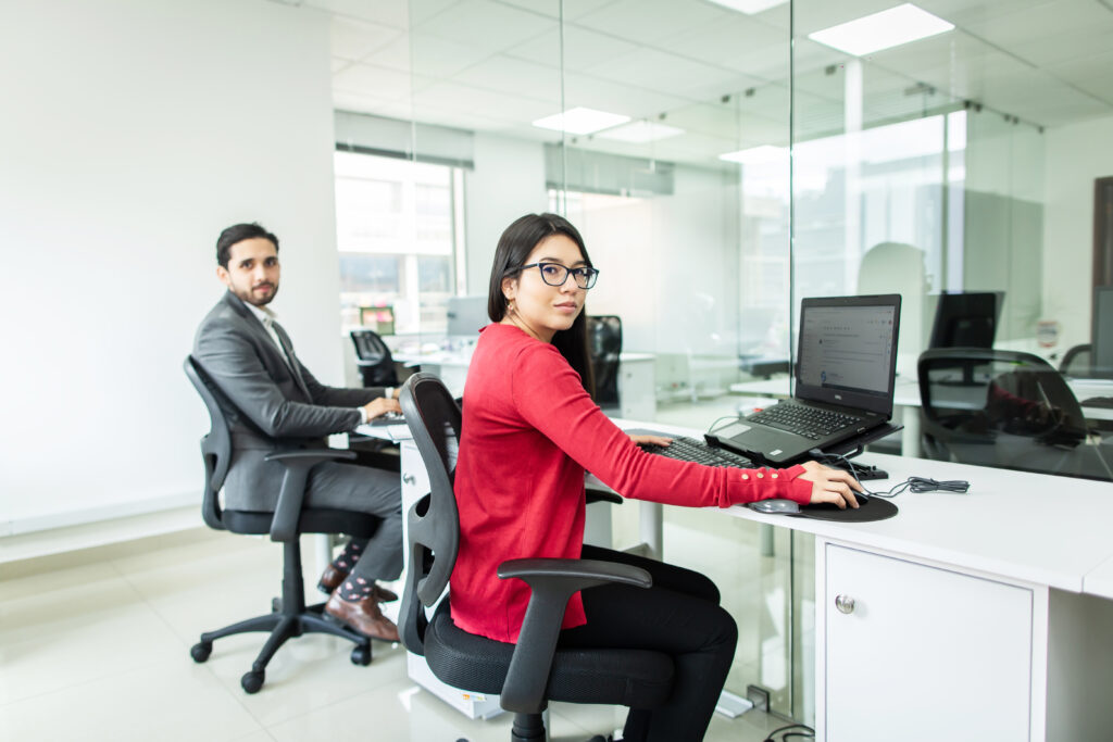 Dos personas en una oficina, que representan a dos empleados contratados por un EOR en la República Dominicana. 