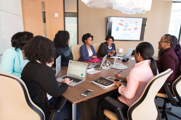 Grupo de mulheres em uma oficina, representando um grupo de personas hablando sobre los pasos necesurarios para la apertura de uma limitada no Uruguai.