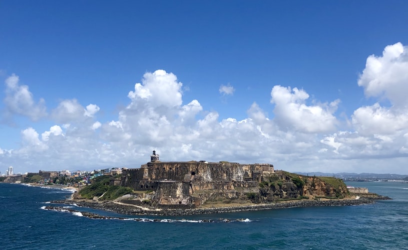 Una foto del Viejo San Juan, en Puerto Rico, donde puede interesarle hacer negocios (foto: Stephanie Klepacki / Unsplash)