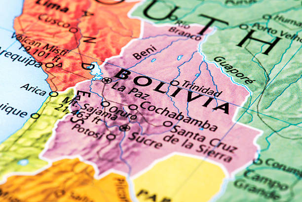 Un mapa que destaca el país de Bolivia y sus alrededores en América del Sur. Las principales ciudades como La Paz, Cochabamba, Santa Cruz de la Sierra y Sucre están marcadas. Los países vecinos como Perú, Brasil y Argentina son parcialmente visibles.