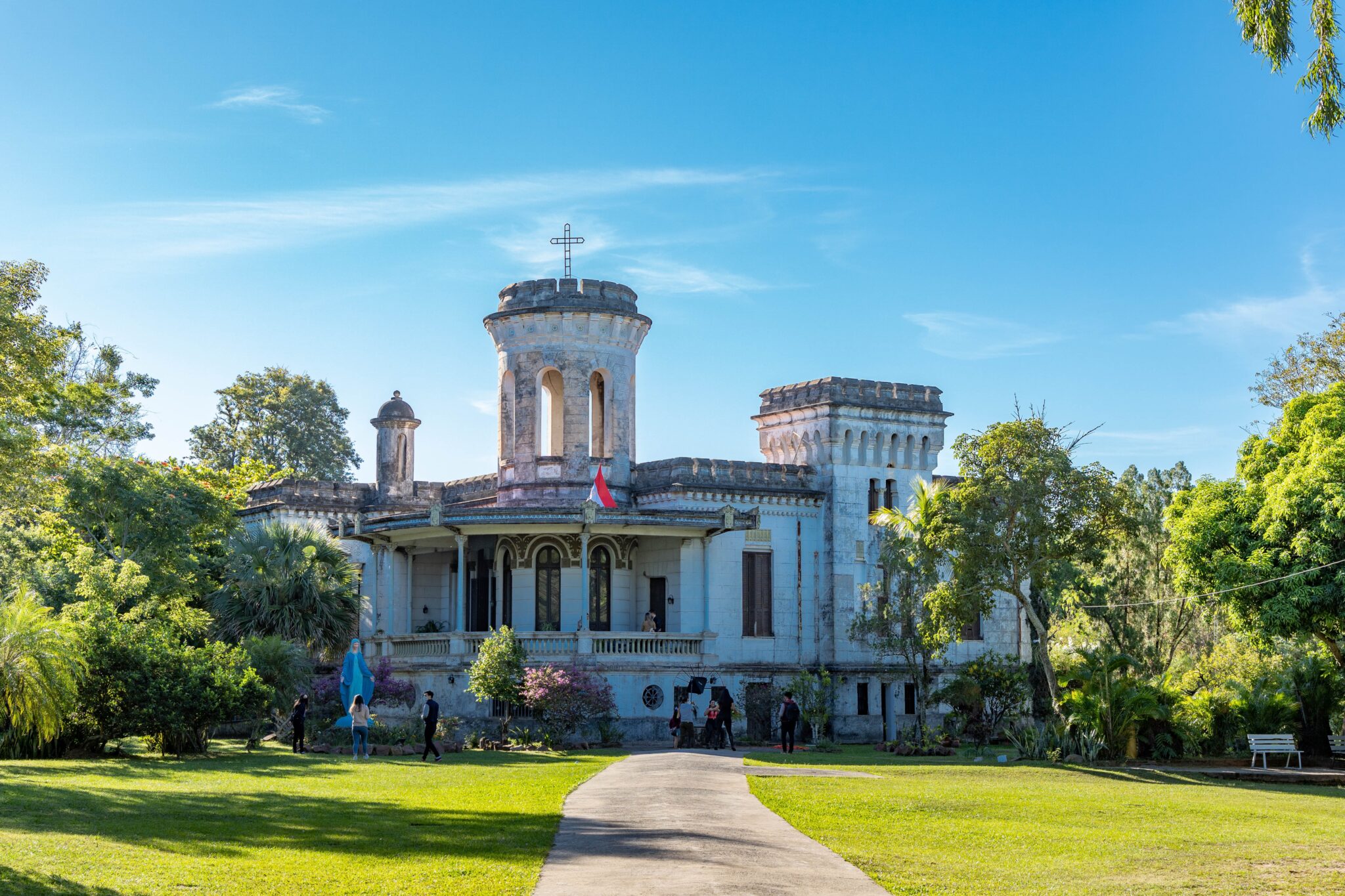 Un castillo en Paraguay, donde los inversores demuestran cada vez más interés en el sector inmobiliario paraguayo