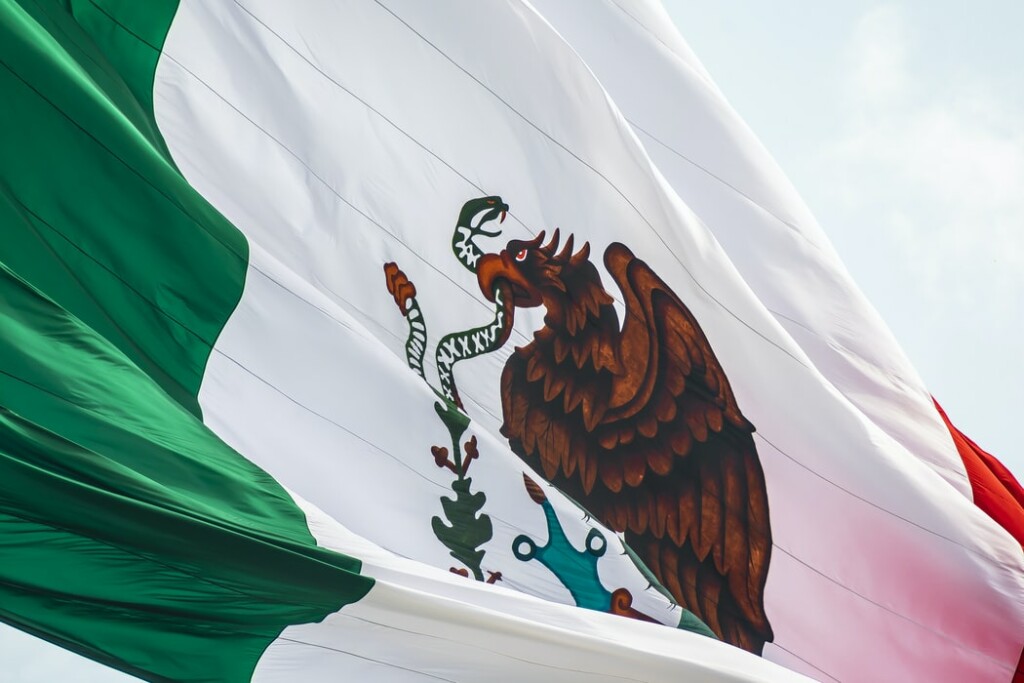 Foto de la bandera de México para un artículo acerca de eventos en América Latina.