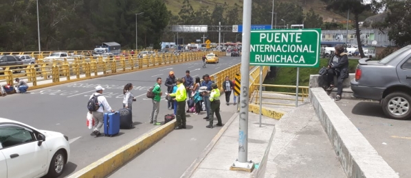 El cruce del puente de Rumichaca entre Colombia y Ecuador, dos de los cuatro países que forman parte de un nuevo esquema que promueve la integración regional en América Latina