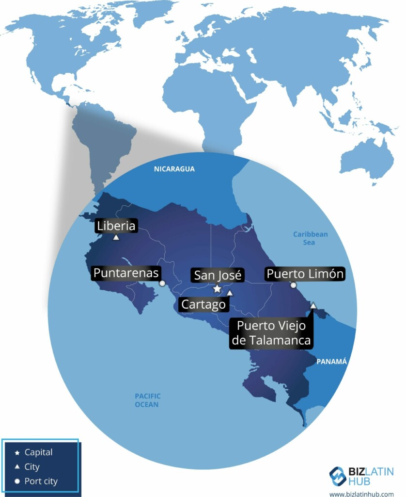 Um mapa da Costa Rica com as principais cidades marcadas, incluindo Liberia, Puntarenas, Cartago, San José, Puerto Viejo de Talamanca e Puerto Limón.
Na parte superior, há um mapa-múndi destacando a localização da Costa Rica.
A legenda detalhada também aborda a conformidade regulatória financeira na Costa Rica.