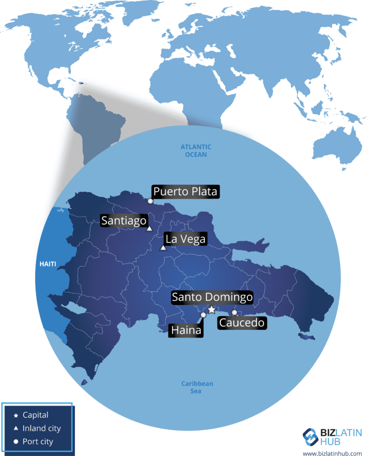 Un mapa de la República Dominicana que muestra ciudades clave, incluida Santo Domingo, la capital. Las ciudades portuarias son Haina, Caucedo y Puerto Plata. Las ciudades del interior enumeradas son Santiago y La Vega. El mapa resalta su ubicación relativa a Haití y los océanos circundantes, esencial para las operaciones de tercerización de nóminas República Dominicana.