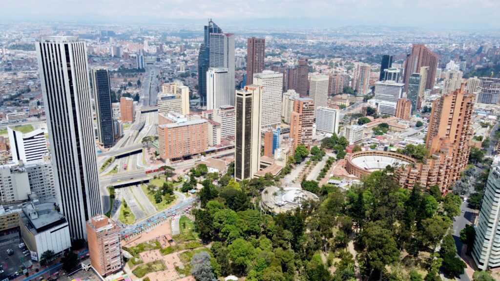 Uma fotografia de um banco de imagens de Bogotá para um artigo sobre nearshoring na Colômbia.