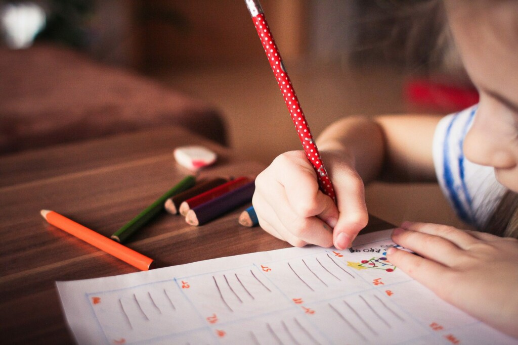 Una imagen de archivo de un niño haciendo algo educativo para acompañar el artículo sobre cómo crear una ONG en Chile