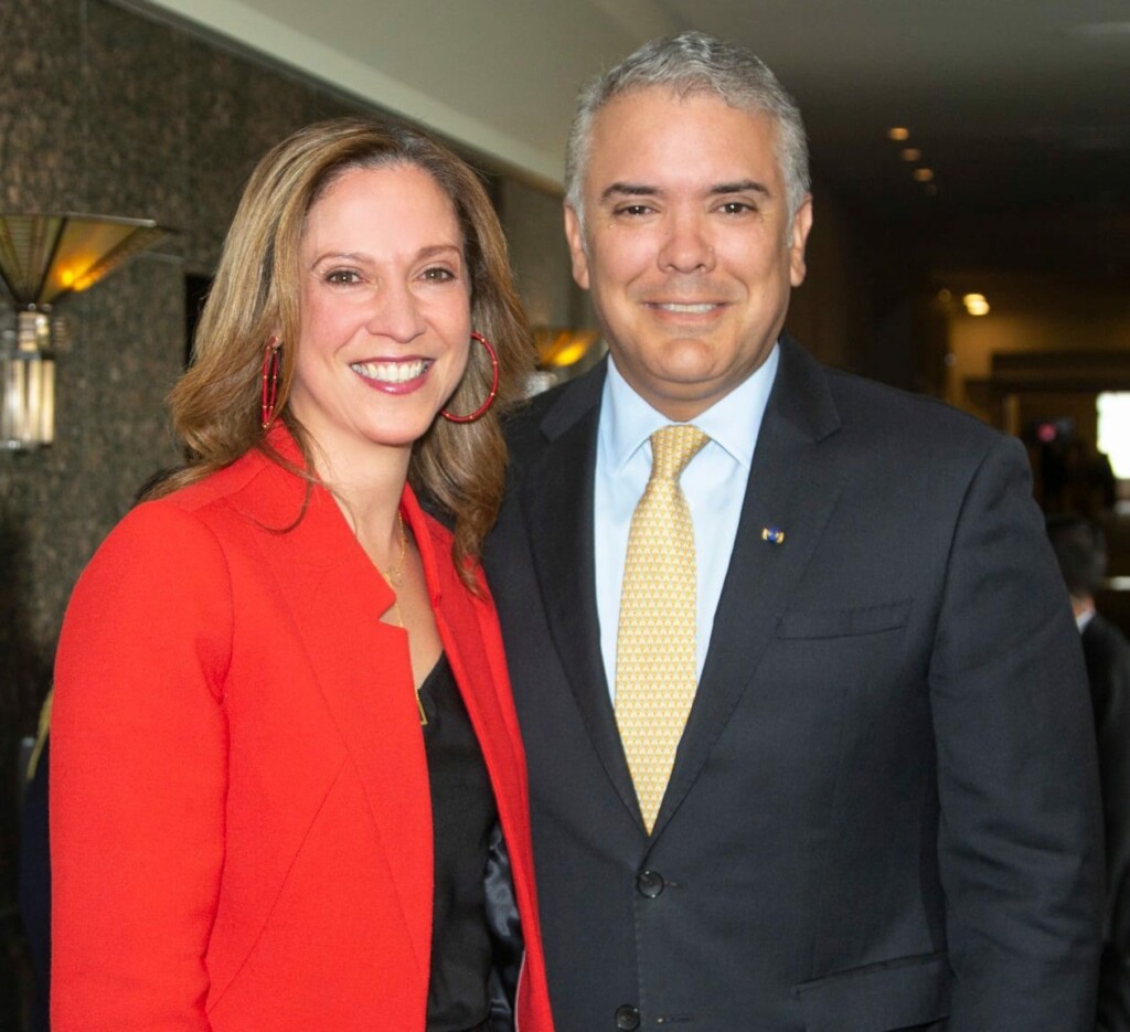 Uma foto da AmCham Colombia Exec. Dir. María Claudia Lacouture e o presidente colombiano Ivan Duque, tirada do Facebook, para acompanhar o artigo sobre as exportações agrícolas da Colômbia.