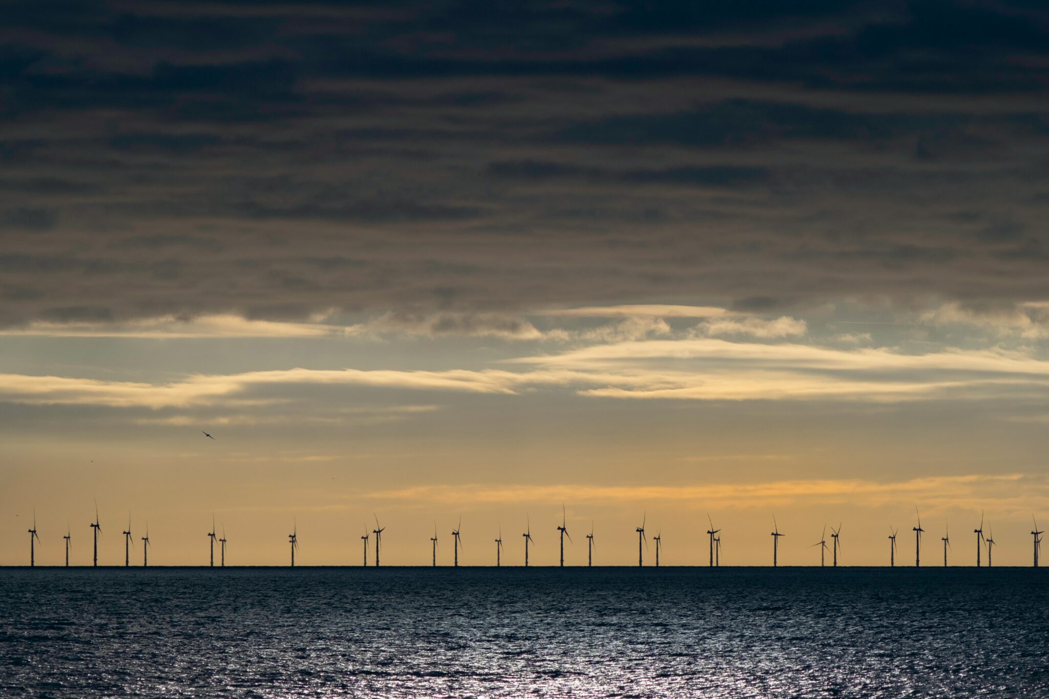 Una imagen de archivo de un parque eólico en el mar para un artículo sobre energías renovables en América Latina