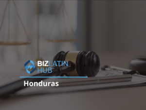 Una imagen de fondo borrosa muestra un mazo, una balanza de la justicia y un documento sobre un escritorio. El texto superpuesto dice "BIZLATIN HUB" con un logotipo y debajo se muestra la frase "Cumplimiento anual de entidades en Honduras".