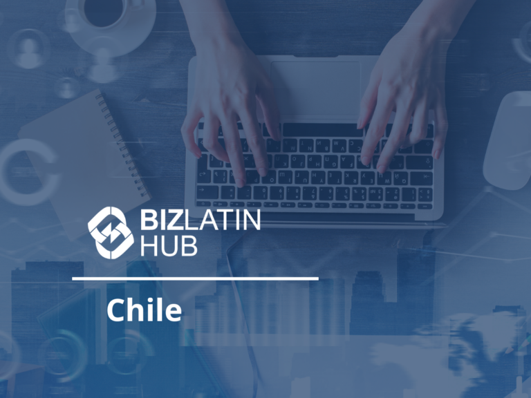 Dos manos escriben en el teclado de una computadora portátil. A la izquierda hay un bloc de notas con "Contratación de desarrolladores en Chile" mientras que al lado derecho hay un mouse. El logo "BIZLATIN HUB" y la palabra "Chile" se encuentran de manera destacada en el lado izquierdo de la imagen. El fondo tiene una superposición de gráficos con temas de oficina.