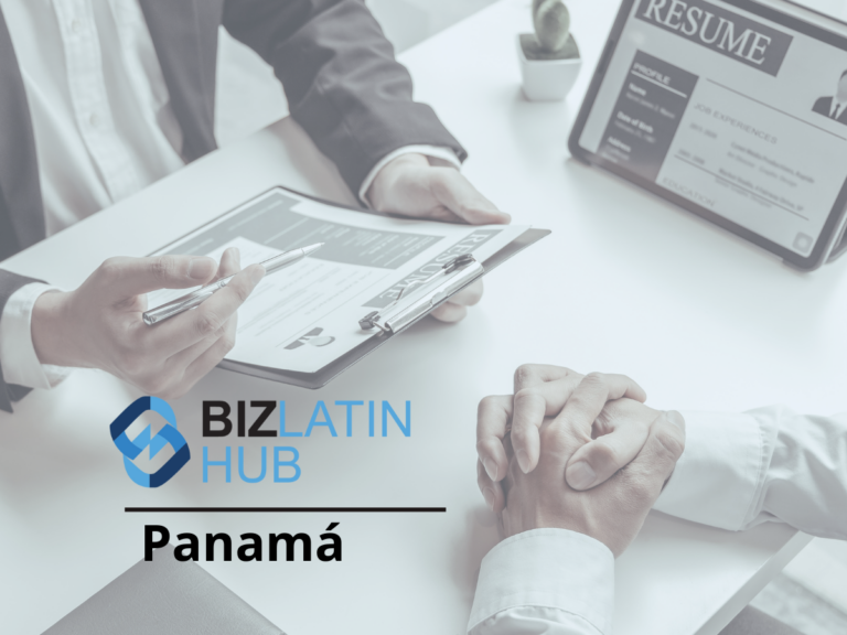 Dos personas participan en una entrevista. Una persona entrega un documento a otra, mientras las manos del destinatario están entrelazadas sobre la mesa. Se muestra un currículum en la pantalla de una computadora portátil. En primer plano se ve el logo de Biz Latin Hub y las palabras "Bufete Jurídico en Panamá".