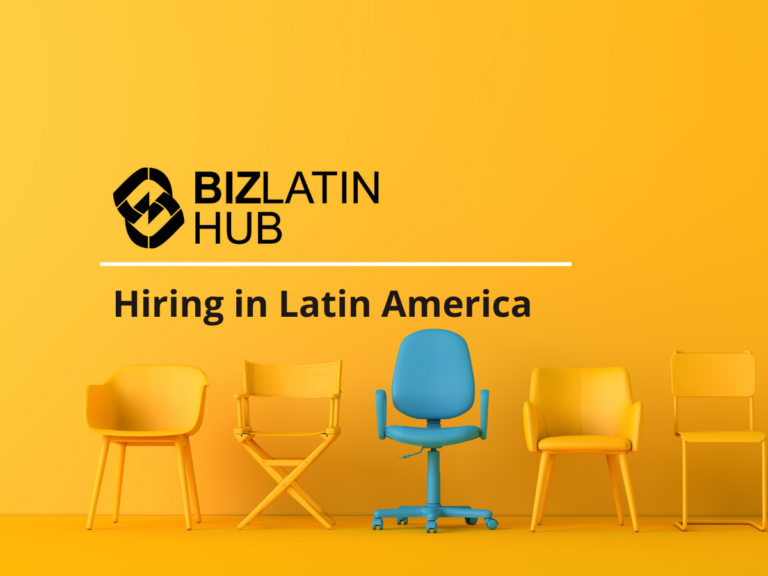 La imagen presenta el logotipo de BizLatin Hub sobre un fondo amarillo con el texto "Contratación en América Latina" debajo. Cinco sillas están alineadas, siendo la del medio una silla de oficina azul, mientras que las otras son amarillas, simbolizando la contratación de desarrolladores de software en América Latina.