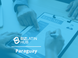 Dos personas están revisando un currículum en un portapapeles. Una persona señala el documento mientras la otra escribe en él. El fondo presenta el logo de BizLatin Hub y el texto "Paraguay", enfatizando la terciarización de la contratación y el reclutamiento en Paraguay. La imagen tiene una superposición de color azul.