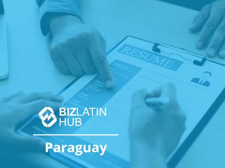 Dos personas están revisando un currículum en un portapapeles. Una persona señala el documento mientras la otra escribe en él. El fondo presenta el logo de BizLatin Hub y el texto "Paraguay", enfatizando la terciarización de la contratación y el reclutamiento en Paraguay. La imagen tiene una superposición de color azul.