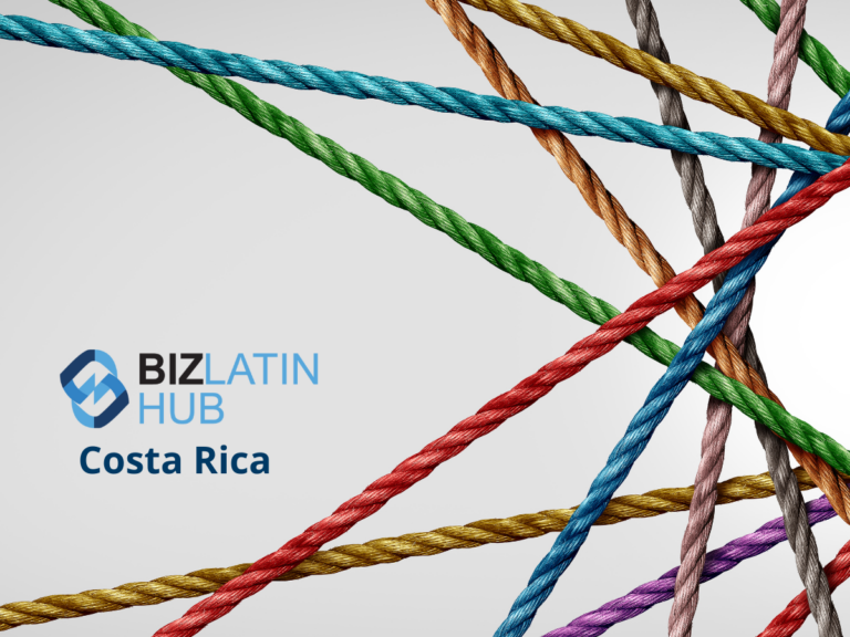 Una colección de cuerdas de colores se cruzan sobre un fondo claro. El logotipo de Biz Latin Hub y el texto "tercerización de nómina en Costa Rica" se muestran en el lado izquierdo de la imagen.