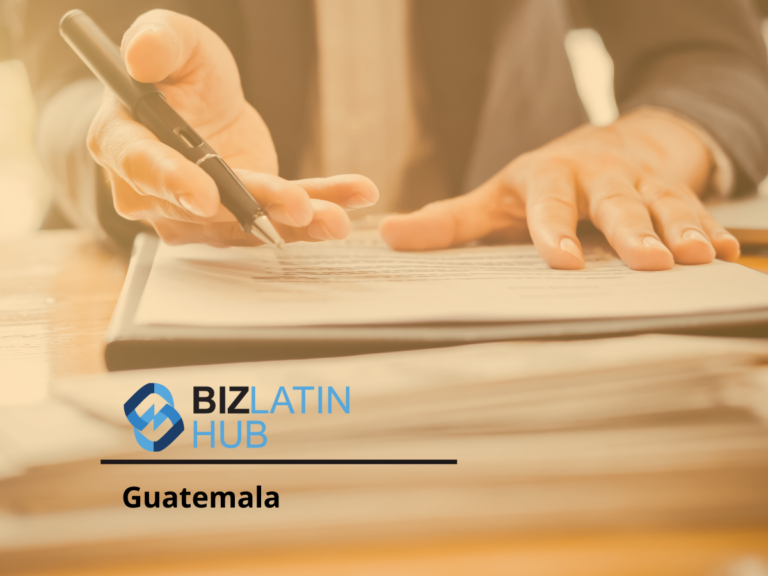 Una persona con chaqueta de traje firma un documento con un bolígrafo, sugiriendo el papel de un auditor en Guatemala. La imagen presenta el logotipo de Biz Latin Hub y la palabra "Guatemala". La escena está cálidamente iluminada, centrándose en las manos y el documento.