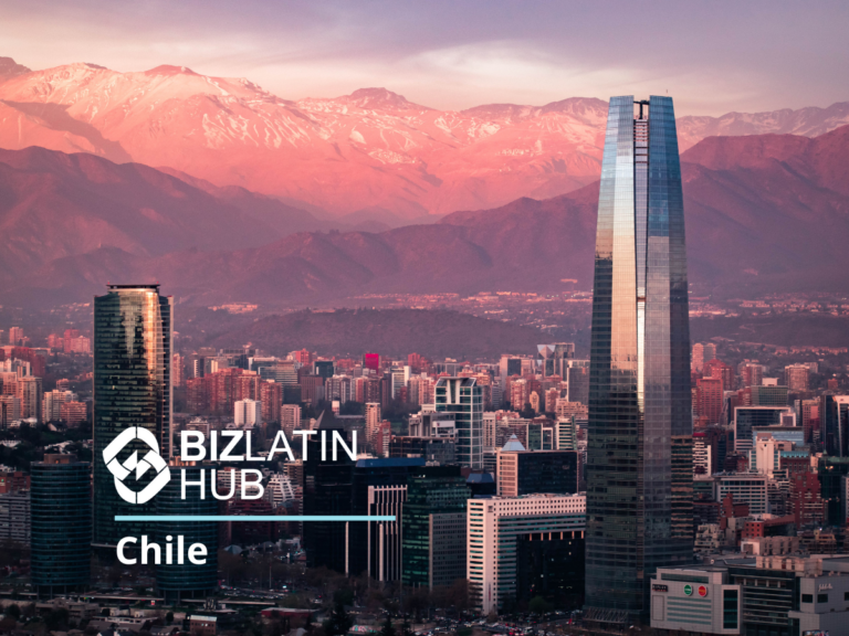 Un horizonte de Santiago, Chile, muestra numerosos rascacielos modernos con la ciudad en expansión debajo. Las montañas de los Andes forman un impresionante telón de fondo, bañado con un tono rosado procedente del sol poniente o naciente. El logo "BizLatin Hub Chile" resalta en primer plano su experiencia en Reclutamiento TI en Chile.