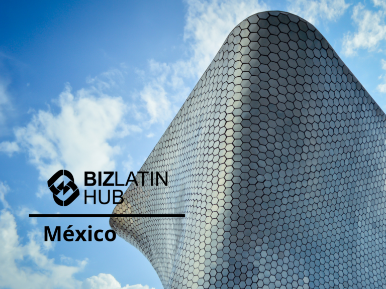 Un edificio moderno con una fachada curva hecha de azulejos hexagonales se enfrenta a un cielo parcialmente nublado. Las palabras "BizLatin Hub México" están superpuestas en el lado izquierdo de la imagen, reflejando el auge del nearshoring en México.