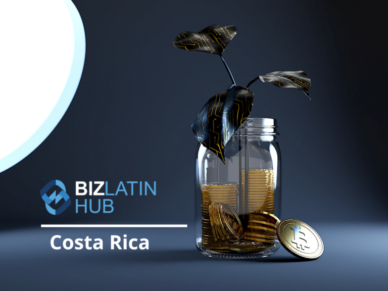 Una pequeña planta con hojas metálicas crece en un frasco de vidrio transparente lleno de monedas de oro Bitcoin. El frasco se coloca sobre un fondo oscuro con un brillo circular de color azul claro. El texto dice "Biz Latin Hub Costa Rica - pago sueldo criptomoneda.