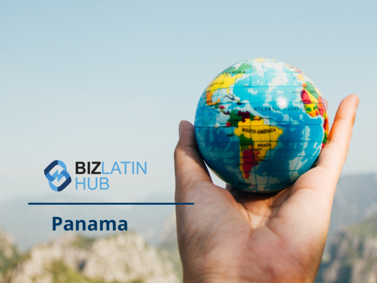 Una mano sostiene un pequeño globo terráqueo que muestra partes de América del Norte y del Sur. El texto de la imagen dice "BIZ LATIN HUB", con un logotipo al lado y "Panamá" debajo de una línea horizontal. El fondo es borroso y representa un entorno natural al aire libre, enfatizando la inversión empresarial en Panamá.