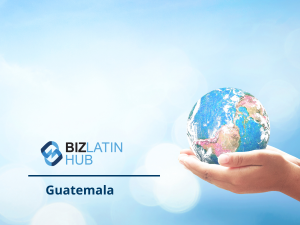 Um par de mãos segura um pequeno globo terrestre em um fundo azul claro. À esquerda, há um logotipo da Biz Latin Hub e a palavra "Guatemala" abaixo dele, destacando o nearshoring na Guatemala como um local estratégico.