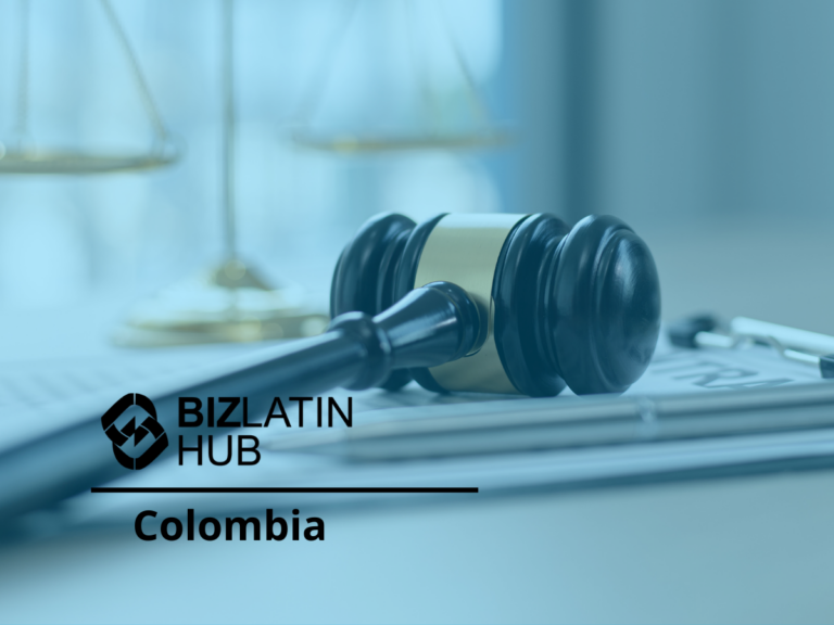 Un mazo descansa sobre un escritorio cerca de una balanza y algunos documentos, insinuando la reforma laboral de Colombia. El texto “BIZLATIN HUB” aparece junto a la palabra “Colombia” en la parte inferior de la imagen. La combinación de colores presenta varios tonos de azul.